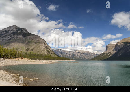 BANFF, AB, Kanada - Juni 2018: Malerische Aussicht auf Lake Minnewanka in der Nähe von Banff. Stockfoto