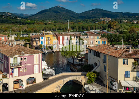 Post Grimaud (das kleine Venedig) mit seinen Kanälen und Boote in Frankreich (Provence) Stockfoto