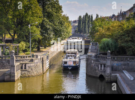 Touristische Sehenswürdigkeiten Boot in einer Schleuse auf dem Fluss Vltava, im Zentrum von Prag Stockfoto