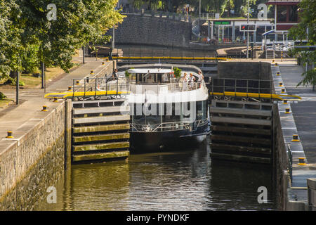 Touristische Sehenswürdigkeiten Boot in einer Schleuse auf dem Fluss Vltava, im Zentrum von Prag Stockfoto