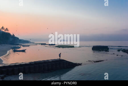 Am frühen Morgen Licht über dem Candidasa Küste in Bali, Indonesien Stockfoto