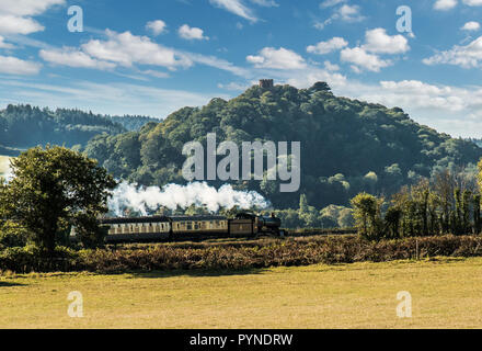 Dampfzug und Schloss Dunster Stockfoto