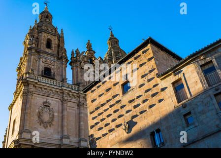 Fassaden der Casa de las Conchas - Haus der Muscheln - und die Iglesia de la Clerecia - Kirche des Klerus. Salamanca, Castilla y Leon, Spanien, Europ. Stockfoto