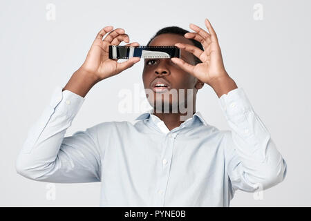 Kontrolle der alten Film versuchen, die Ergebnisse der Dreharbeiten zu sehen Stockfoto