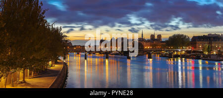 Der Panoramablick auf Paris, Seine Künste Brücke in den frühen Morgen. Stockfoto