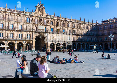 Seitliche Sicht auf den Plaza. Die Plaza Mayor, Hauptplatz, in Salamanca, Spanien, ist ein großer Platz im Zentrum von Salamanca, verwendet als öffentliche Quadrat Stockfoto