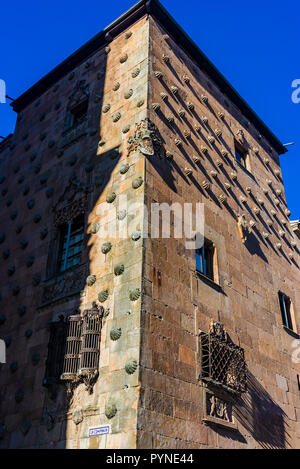 Die Casa de las Conchas ist ein historisches Gebäude in Salamanca. Die Besonderheit ist die Fassade, das Mischen von spätgotischen und plateresken Stil, Deco Stockfoto