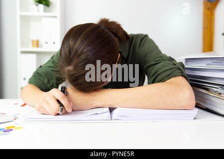 Geschäftsfrauen überarbeitet im Amt. Wirtschaft Finanzen Konzept. Stockfoto