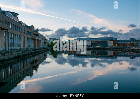 Victoria Quay, Schottische Regierung Gebäude und Ocean Terminal in der Dämmerung mit Cloud Spiegelungen im Wasser, Leith, Edinburgh, Schottland, Großbritannien Stockfoto