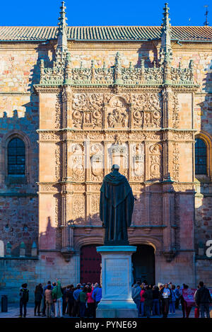 Platereske Fassade der Universität mit Blick auf die Statue von Fray Luis de León. Salamanca, Castilla y Leon, Spanien, Europa Stockfoto