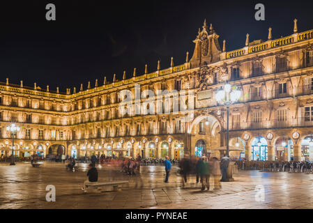 Blick auf die Plaza in der Nacht. Die Plaza Mayor, Hauptplatz, in Salamanca, Spanien, ist ein großer Platz im Zentrum von Salamanca, verwendet als öffentliche s Stockfoto