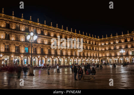 Blick auf die Plaza in der Nacht. Die Plaza Mayor, Hauptplatz, in Salamanca, Spanien, ist ein großer Platz im Zentrum von Salamanca, verwendet als öffentliche s Stockfoto