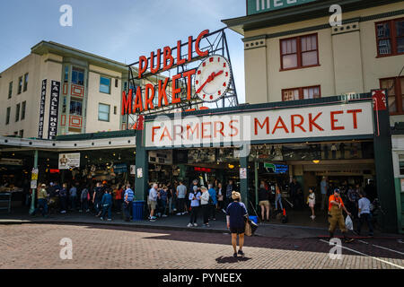 Farmers Market, Pike Place Markt Eingang mit Masse an einem sonnigen Tag, Downtown Seattle, Washington State, USA. Stockfoto