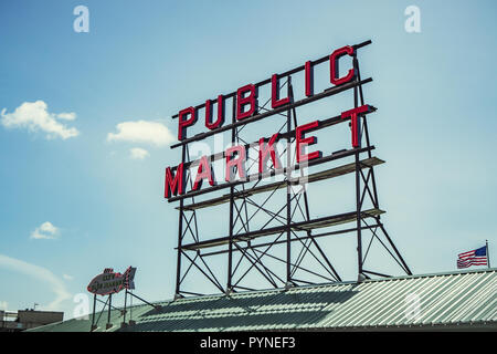 Äußere Public Market Leuchtreklame auf dem Dach des Pike Place Market, Seattle Downtown, Washington State, USA. Stockfoto