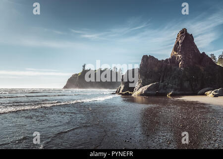 Ruby Beach Shore an einem sonnigen Tag mit Sea Stacks, Olympic National Park, Washington State, USA. Stockfoto