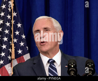 Topeka, Kansas, USA, 19. Oktober 2018 Vizepräsident Mike Pence spricht mit Anhänger an einem Geldbeschaffer für republikanische Kongreßanwärter Steve Watkins Stockfoto