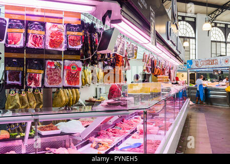 Marktstand in Salamanca. Salamanca hat eine große Tradition zu Schweinefleisch produzieren Produkte, ein anerkannter Qualität. Salamanca, Castilla y Leon, Spanien, Europ. Stockfoto