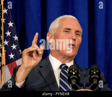 Topeka, Kansas, USA, 19. Oktober 2018 Vizepräsident Mike Pence spricht mit Anhänger an einem Geldbeschaffer für republikanische Kongreßanwärter Steve Watkins Stockfoto