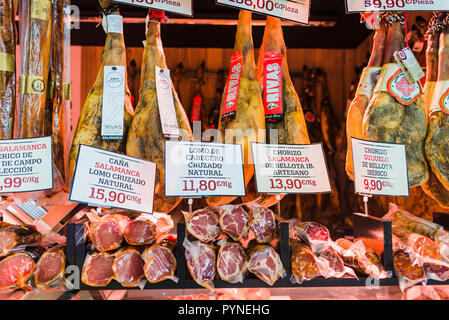 Marktstand in Salamanca. Salamanca hat eine große Tradition zu Schweinefleisch produzieren Produkte, ein anerkannter Qualität. Salamanca, Castilla y Leon, Spanien, Europ. Stockfoto