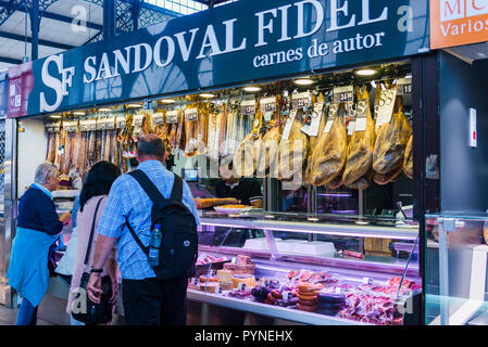 Marktstand in Salamanca. Salamanca hat eine große Tradition zu Schweinefleisch produzieren Produkte, ein anerkannter Qualität. Salamanca, Castilla y Leon, Spanien, Europ. Stockfoto