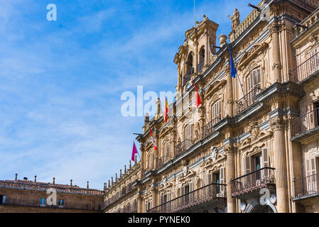 Das Rathaus. Die Plaza Mayor, Hauptplatz, in Salamanca, wurde in der traditionellen spanischen Barock Stil gebaut. Salamanca, Castilla y Leon, Spanien, Euro Stockfoto