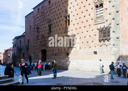 Die Casa de las Conchas ist ein historisches Gebäude in Salamanca. Die Besonderheit ist die Fassade, das Mischen von spätgotischen und plateresken Stil, Deco Stockfoto