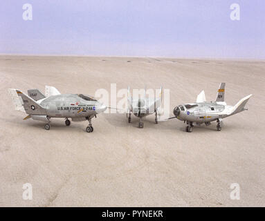 Die Flügellosen, Hebezeuge Flugzeugs sitzen auf Rogers Dry Lake an, was jetzt die NASA Dryden Flight Research Center, Edwards, Kalifornien, von links nach rechts sind die X-24 A, M2-F3 und das HL-10. Stockfoto