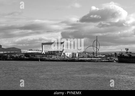 B&W Bild von den T-Stücken Transporter Bridge in Richtung Temenos, Großbritannien, und der Riverside Stadium, die Heimat von Middlesbrough Fußball-Club. Stockfoto