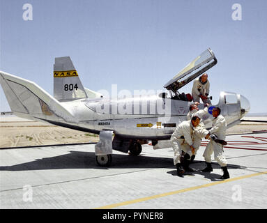 Nicht jeden Moment des Tages den Test Pilot ist eine ernste Angelegenheit. In einem Moment der Leichtsinn, NASA Piloten Bill Dana (links) und John A. Manke versuchen Air Force Test Pilot Peter Hoag vom HL-10 Lifting Body zu ziehen, während Air Force Major Jerauld R. Gentry aus dem Cockpit hilft. Stockfoto