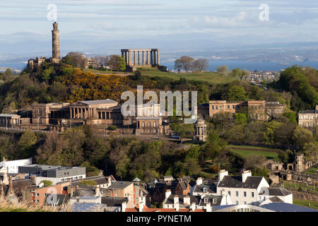 Calton Hill, Edinburgh von Salisbury Crags Stockfoto