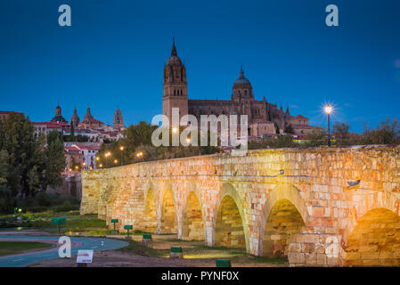 Römische Brücke über den Fluss Tormes, im Hintergrund die Altstadt von Salamanca in der Abenddämmerung. Salamanca, Castilla y Leon, Spanien, Europa Stockfoto