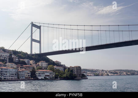 Anzeigen von FSM Brücke, Bosporus und Gebäude auf der europäischen Seite von Istanbul. Es ist ein sonniger Sommertag. Stockfoto