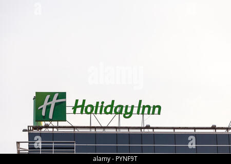 Belgrad, SERBIEN - 19. SEPTEMBER 2018: Holiday Inn Logo auf ihren wichtigsten Hotel in Serbien. Holiday Inn ist eine weltweite Marke von Hotels, Teil der InterCo Stockfoto