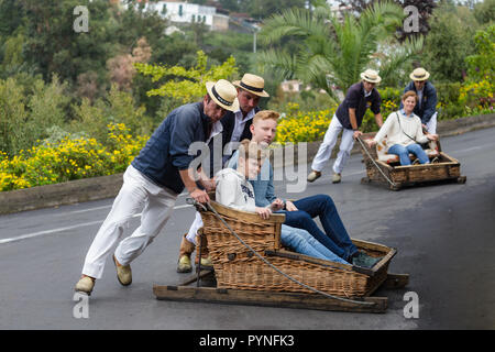 Traditionelle downhill Schlitten Reise auf 'Monte' auf der Insel Madeira, Portugal, Oktober 2018. Stockfoto