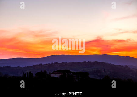 Unglaublich farbigen Sonnenuntergang in der Toskana Italien mit roten Wolken und Blau Masse während der blaue Stunden. Schöne Landschaft mit Farben und Gefühl Stockfoto