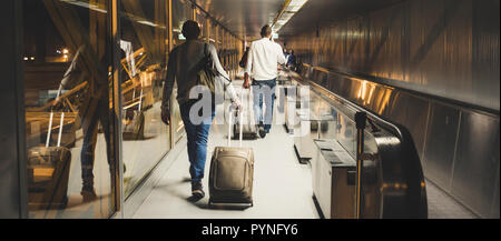 Personen Reisende am Flughafen bereit zum Flug oder einfach nur, um das neue Ziel angekommen. Arbeiten oder Business Travel Concept für gemischte Menschen in Bewegung Stockfoto