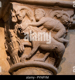 Anzy-le-Duc, Frankreich - 1 August 2018: Hauptstadt der A-Säule in der historischen romanischen Kirche von Anzy le Duc, Saonne-et-Loire, Frankreich. Stockfoto