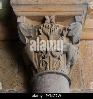 Gourdon, Frankreich - August 3, 2018: das Kapital mit Elefanten der romanischen Kirche Sanit-Pierre-et-Saint-Benoit, Tür- und Säulen in Perrecy-les-Forges, Bo Stockfoto