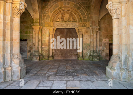 Romanische Kirche Sanit-Pierre-et-Saint-Benoit, Tür- und Säulen in Perrecy-les-Forges, Bourgogne, Frankreich Stockfoto