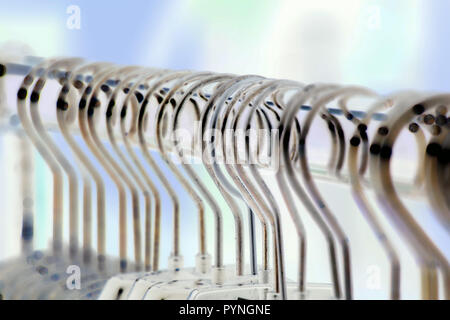 Abstrakte und farbigen Kleiderbügel auf einer Kleiderstange, modernen Look von Metall Aufhänger Stockfoto