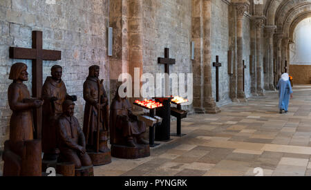 Vezelay, Frankreich - 29. Juli 2018: Kirche Innenraum mit Nonne, die zu Fuß in die romanische Abtei und Kirche von Vezelay in der Yonne, Frankreich. Stockfoto