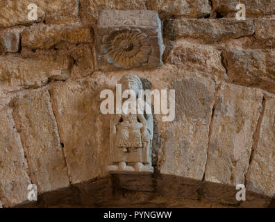 Anzy-le-Duc, Frankreich - 1 August, 2018: Die kleine Skulptur im historischen romanischen Kirche von Anzy le Duc, Saonne-et-Loire, Frankreich. Stockfoto