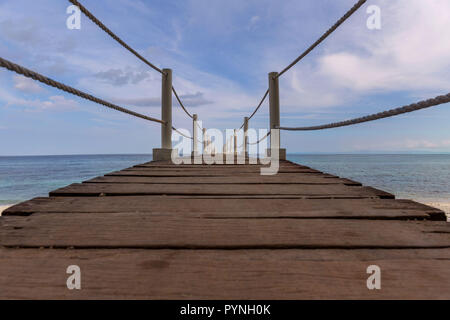 Pier zu Sumilon Island Cebu Philippinen, in einer ruhigen Szene an einem schönen sonnigen Tag auf einer künstlerischen Perspektive Foto Stockfoto