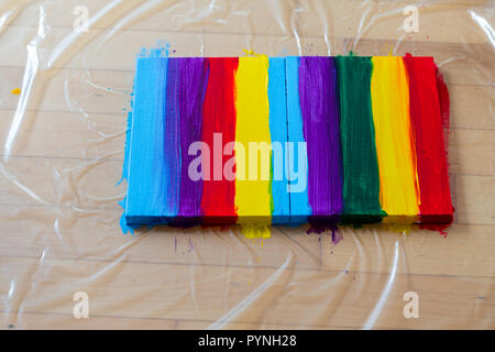 Regenbogen auf Leinwand gemalt mit bunten Muster, niemand, Nahaufnahme, Acrylfarben, Do-it-yourself Handwerk Stockfoto