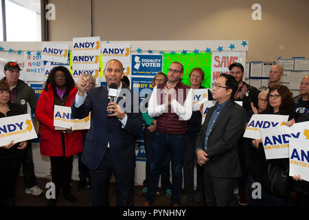 27.Oktober 2018. Tschad Griffin, Präsident der Human Rights Campaign und Rep. Hakeem Jeffries, achte Congressional District von New York zustimmen Andy Kim an der Kundgebung auf Kim's Hauptsitz in Willingboro, N.J. Andy Kim, ein ehemaliger Beamter der nationalen Sicherheit während der Regierung Obama und der Republikaner Tom MacArthur sind in einem "statistischen Tie" in der 3. congessional District in South Jersey gesperrt. Eine neue Stockton Universität Umfrage zeigt MacArthur, ein Prime Mover in der Bemühung, die Erschwingliche Pflege Handeln unter Präsident Trump aufzuheben, in einem Kampf um sein politisches Leben gegen Kim. Foto von Gary Ell Stockfoto