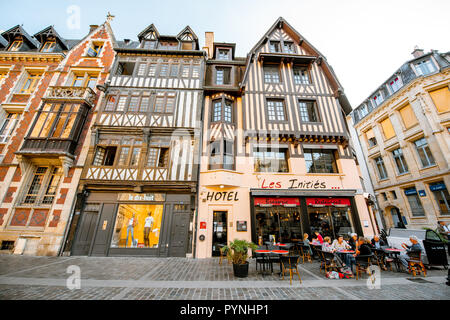 ROUEN, Frankreich - September 03, 2017: Alte Fachwerkhäuser auf der Straße der Altstadt von Rouen, Stadt, die Hauptstadt der Region der Normandie in Frankreich Stockfoto