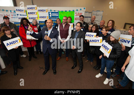 27.Oktober 2018. Tschad Griffin, Präsident der Human Rights Campaign und Rep. Hakeem Jeffries, achte Congressional District von New York zustimmen Andy Kim an der Kundgebung auf Kim's Hauptsitz in Willingboro, N.J. Andy Kim, ein ehemaliger Beamter der nationalen Sicherheit während der Regierung Obama und der Republikaner Tom MacArthur sind in einem "statistischen Tie" in der 3. congessional District in South Jersey gesperrt. Eine neue Stockton Universität Umfrage zeigt MacArthur, ein Prime Mover in der Bemühung, die Erschwingliche Pflege Handeln unter Präsident Trump aufzuheben, in einem Kampf um sein politisches Leben gegen Kim. Foto von Gary Ell Stockfoto