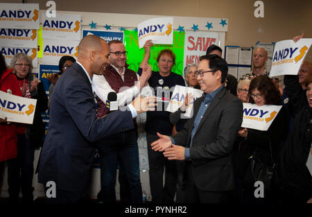 27.Oktober 2018. Tschad Griffin, Präsident der Human Rights Campaign und Rep. Hakeem Jeffries, achte Congressional District von New York zustimmen Andy Kim an der Kundgebung auf Kim's Hauptsitz in Willingboro, N.J. Andy Kim, ein ehemaliger Beamter der nationalen Sicherheit während der Regierung Obama und der Republikaner Tom MacArthur sind in einem "statistischen Tie" in der 3. congessional District in South Jersey gesperrt. Eine neue Stockton Universität Umfrage zeigt MacArthur, ein Prime Mover in der Bemühung, die Erschwingliche Pflege Handeln unter Präsident Trump aufzuheben, in einem Kampf um sein politisches Leben gegen Kim. Foto von Gary Ell Stockfoto