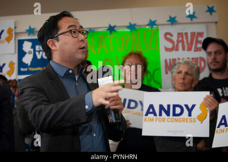 27.Oktober 2018. Tschad Griffin, Präsident der Human Rights Campaign und Rep. Hakeem Jeffries, achte Congressional District von New York zustimmen Andy Kim an der Kundgebung auf Kim's Hauptsitz in Willingboro, N.J. Andy Kim, ein ehemaliger Beamter der nationalen Sicherheit während der Regierung Obama und der Republikaner Tom MacArthur sind in einem "statistischen Tie" in der 3. congessional District in South Jersey gesperrt. Eine neue Stockton Universität Umfrage zeigt MacArthur, ein Prime Mover in der Bemühung, die Erschwingliche Pflege Handeln unter Präsident Trump aufzuheben, in einem Kampf um sein politisches Leben gegen Kim. Foto von Gary Ell Stockfoto