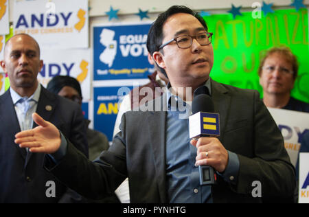 27.Oktober 2018. Tschad Griffin, Präsident der Human Rights Campaign und Rep. Hakeem Jeffries, achte Congressional District von New York zustimmen Andy Kim an der Kundgebung auf Kim's Hauptsitz in Willingboro, N.J. Andy Kim, ein ehemaliger Beamter der nationalen Sicherheit während der Regierung Obama und der Republikaner Tom MacArthur sind in einem "statistischen Tie" in der 3. congessional District in South Jersey gesperrt. Eine neue Stockton Universität Umfrage zeigt MacArthur, ein Prime Mover in der Bemühung, die Erschwingliche Pflege Handeln unter Präsident Trump aufzuheben, in einem Kampf um sein politisches Leben gegen Kim. Foto von Gary Ell Stockfoto